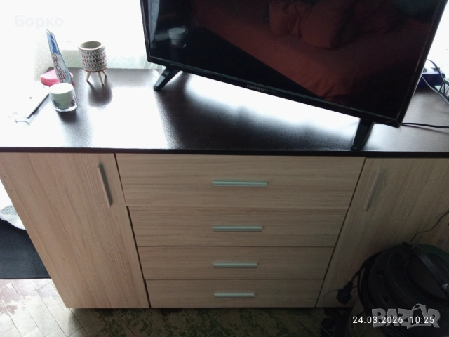 Шкаф с много чекмеджета