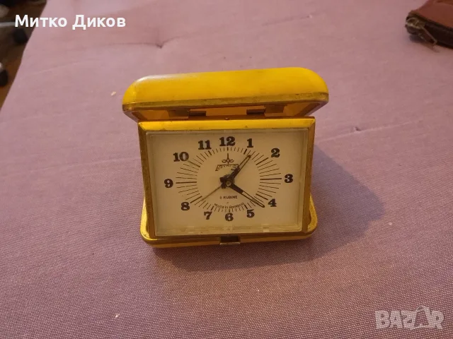 винтидж механичен будилник марка Aradora, произведен в Румъния.Моделът разполага с механизъм с 8 руб