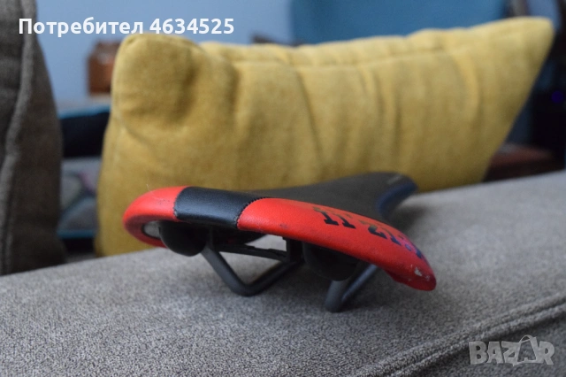 Седалка Fizik Antares Червена, снимка 4 - Аксесоари за велосипеди - 54884594