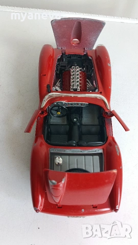 Ferrari 250 Testa Rossa от 1957 г. в мащаб 1:18, Bburago , произведен в Италия. , снимка 4 - Колекции - 54991208