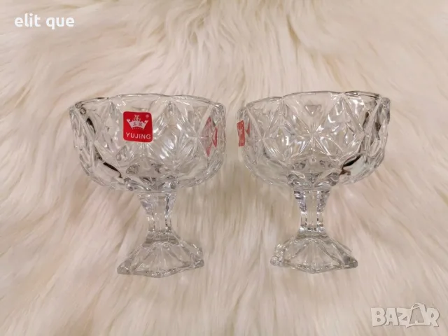 Два броя стъклени купички с високо столче