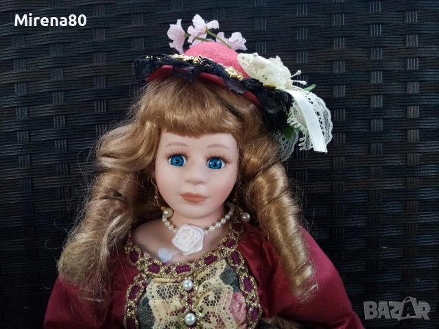 Колекционерска порцеланова кукла 