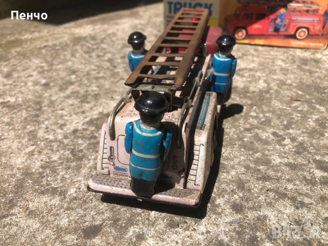 стара механична метална играчка "FIRE TRUCK" - MADE IN CHINA, снимка 4 - Антикварни и старинни предмети - 54831560