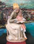 Фигурка на майка четяща книга на малко момиченце , снимка 1