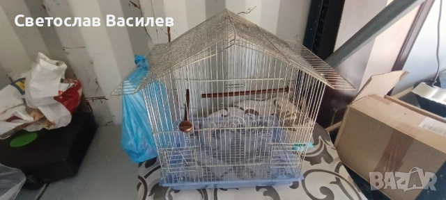 Клетка за папагал употребявана, просторна с метална конструкция