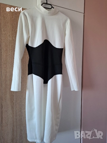 Елегантна рокля с вграден корсет 