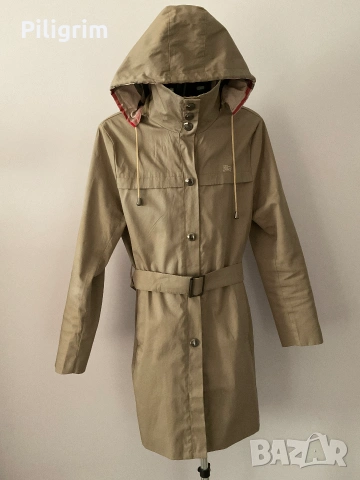 Дамски тренчкот „Burberry“, произведен в Лондон.