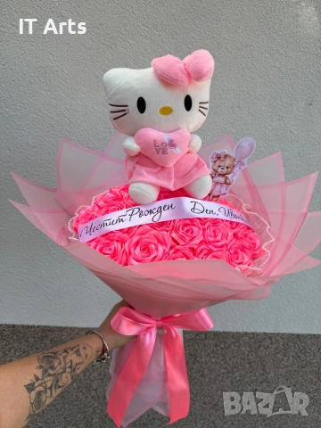 Букет от 33 сатенени розички с играчка Hello Kitty, лента с надпис и топер