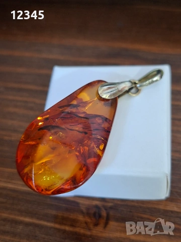 Стар сребърен медальон/висулка с кехлибар , снимка 3 - Колиета, медальони, синджири - 54111931