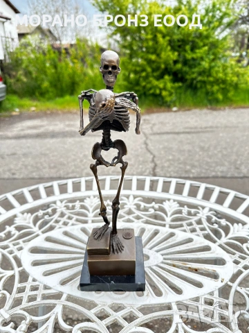 Заглавие: Уникална бронзова статуетка „Скелет с череп“ (31 см, 1.5 кг) – Подпис Carl Kauba – Печат С