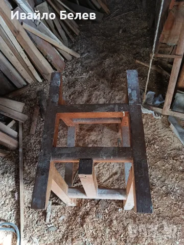 Дървена поставка за машина