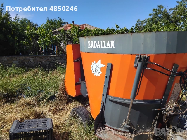 Продавам смесител за фураж 3куб.на колела със самостоятелна кофа.комбиниран с мотор и с кардан.