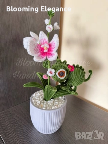 Вечна орхидея от плюшена тел с хамелеон