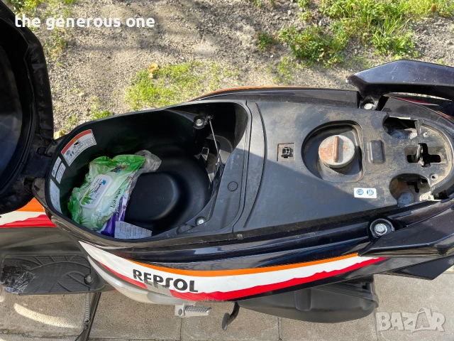 Honda NSC50R REPSOL четиритактов мотор мотопед скутер инжекцион с регистрация и гражданска., снимка 11 - Мотоциклети и мототехника - 55156461