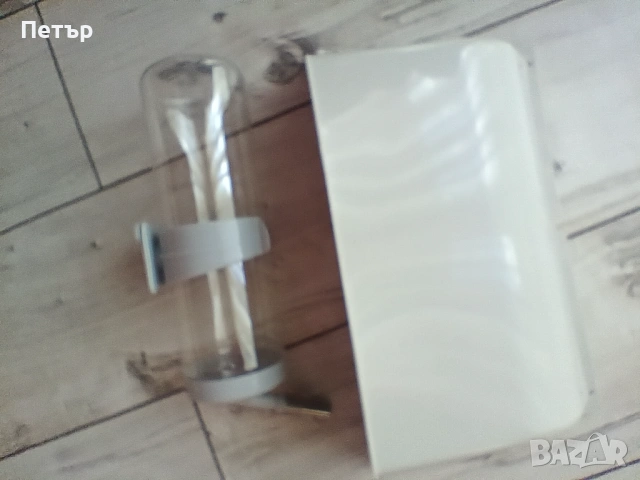 Продавам комплект шише и хранилка за сено или слама за домашни любимци