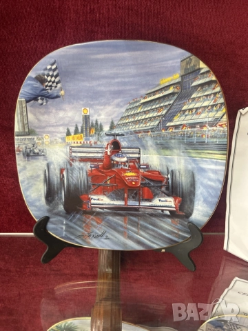 Чинията е посветена на „Gran Premio d'Europa, 21 maggio 2000“ с картина от художника Грег Макнийл