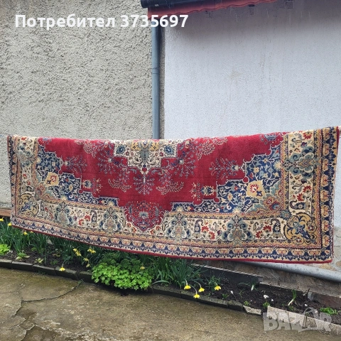 Голям вълнен килим.