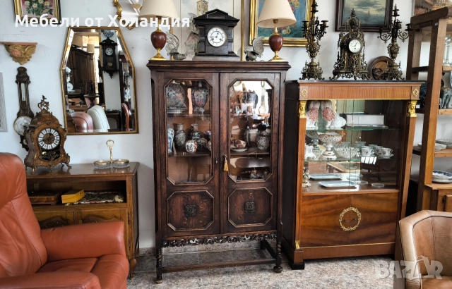 Старинна дъбова витрина