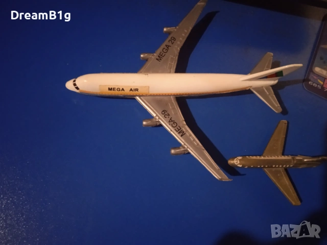  Ретро метален самолет Boeing 747 MEGA AIR – Колекционерски модел, снимка 2 - Колекции - 54336621