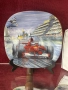 Чинията е посветена на „Gran Premio d'Europa, 21 maggio 2000“ с картина от художника Грег Макнийл, снимка 1
