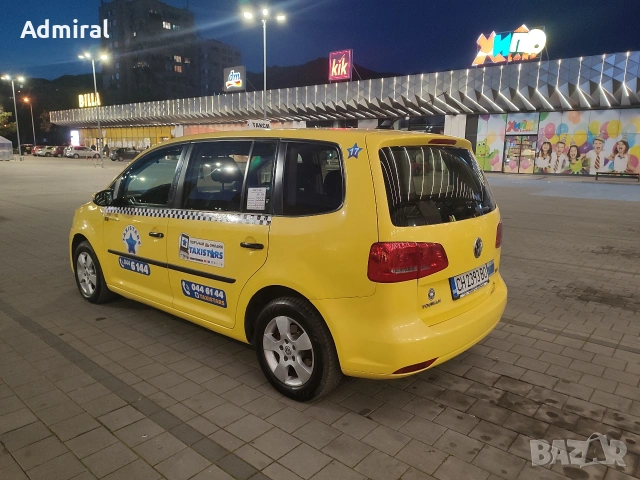 Volkswagen Touran 1.6 TDI 105 DSG/Кожен салон/Автопилот/Мултиволан/Печка, снимка 3 - Автомобили и джипове - 52946664