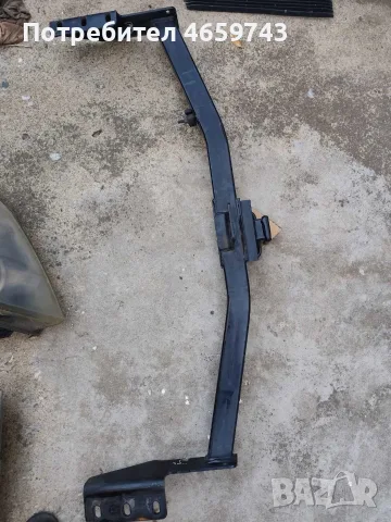 Задната греда (удароукрепваща напречна греда или носещ елемент на бронята/шасито) 