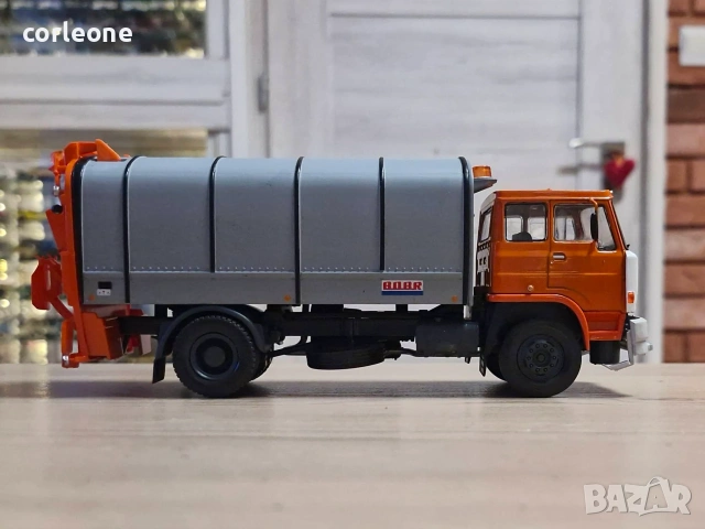 LIAZ 110.820 BOBR 16.2 боклукчийски 1974 - мащаб 1:43 на DeAgostini моделът е нов в блистер, снимка 5 - Колекции - 55016725