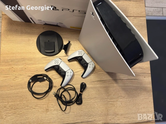 Продавам отлично запазена конзола Sony PlayStation 5 (Standard Disc Edition). + 2 джойстика, снимка 4 - PlayStation конзоли - 54532255
