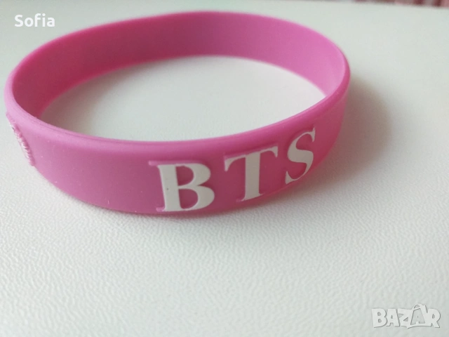чисто нова силиконова гривна на BTS подходяща за фенове и колекционери (само 1 брой)