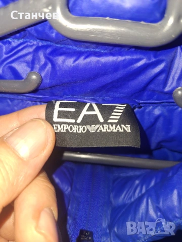 Олекотен мъжки елек EA7 Emporio Armani в кралско син цвят размерS/M като нов, снимка 3 - Якета - 54963902