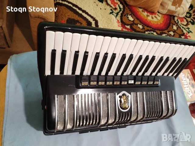 Акордеон Велтмайстер ес4, снимка 3 - Акордеони - 55395630