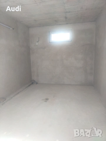 Собственик продавам масивен тухлен гараж с височина 4 метра кв. Зоната над PRAKTIKER Монтирана елект, снимка 3 - Гаражи и паркоместа - 53980974