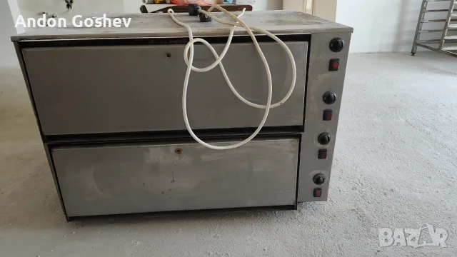 Професионална подова пещ на две нива (4 тави, 60/40). Плюс стойка за 10 тави и аспиратор. Монофазна