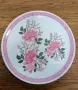 Красива порцеланова чиния с изящен флорален мотив - нежни розови цветове, зелени листа., снимка 2