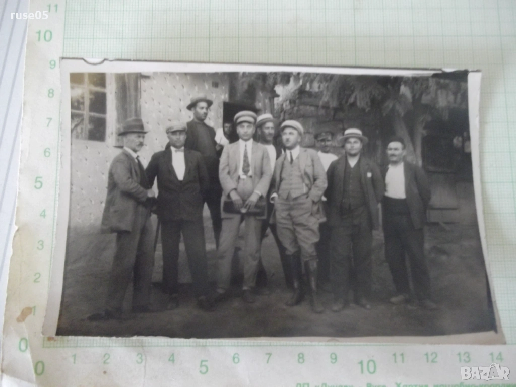 Снимка на мъже пред къща до дърво стара, снимка 1