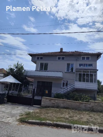 Продава се триетажна къща  с гараж 300 кв. м. в гр Бяла в съседство с гр. Обзор  