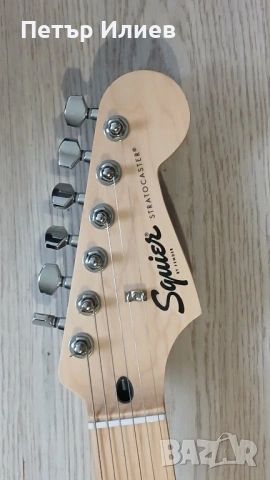 Продавам китара Stratocaster Squier + усилвател Fender, distortion педал и аксесоари, снимка 4 - Китари - 54400330