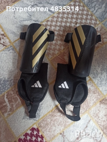 Продавам оригинални футболни кори Adidas с интегриран протектор за глезена. Страхотен избор както за