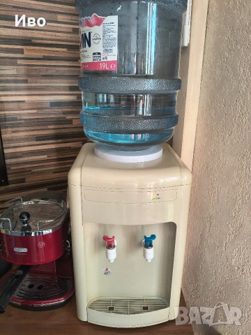 диспенсър за вода + 2 бутилки