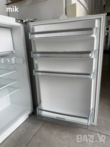 Малък хладилник за вграждане Сименс, снимка 3 - Хладилници - 53996246