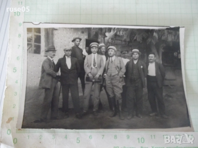 Снимка на мъже пред къща до дърво стара