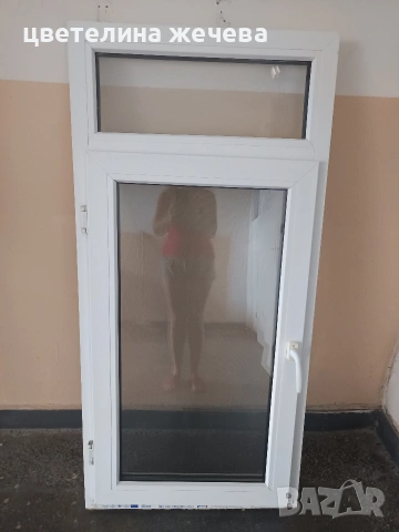 ПВЦ-прозорец с комарник.        .