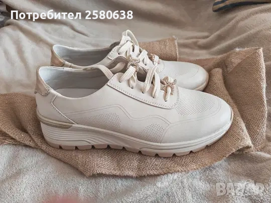 Бежови дамски обувки от естествена кожа със златисти елементи