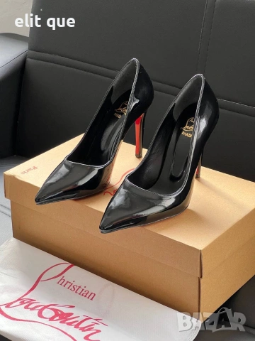 лачени обувки Christian Louboutin с характерната червена подметка 