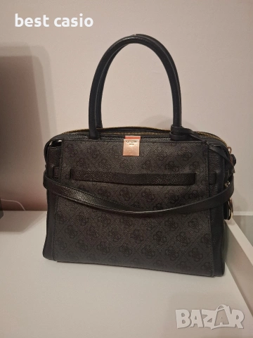 Продавам оригинална дамска чанта Guess.