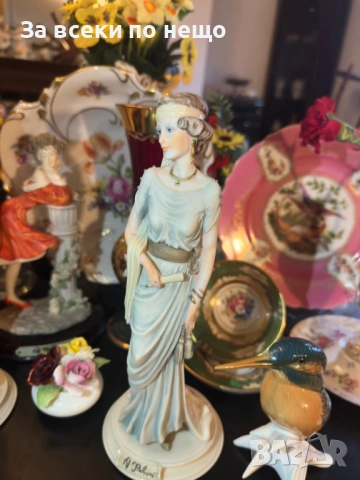 Capodimonte Italy  Circa 1987 Dear Studio figurine of an elegant lady’s Код P2068, снимка 12 - Декорация за дома - 53998008