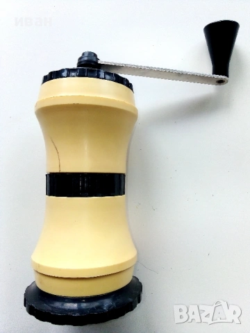 Стара мелничка за кафе и пипер,произведена в " ВМЗ Сопот" 3