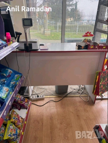 Продавам Бюро За Магазини