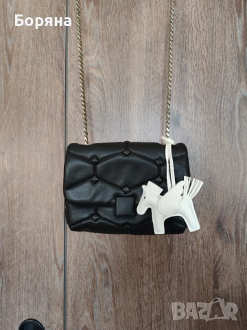 Zara мала кожена черна чанта с висулка кон, снимка 5 - Чанти - 52238234