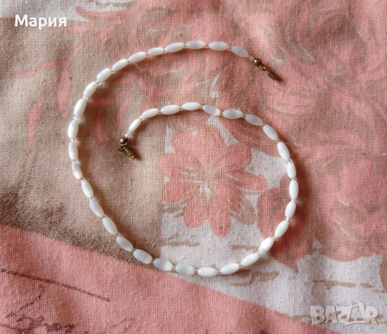 Гердан с бели мъниста, снимка 3 - Колиета, медальони, синджири - 53476278